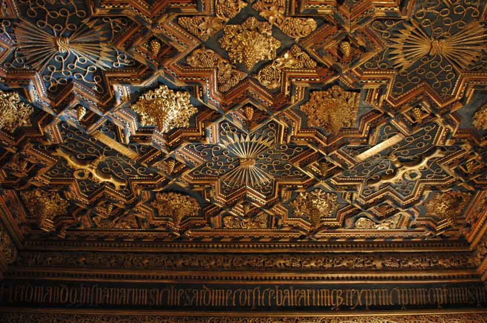 Zaragoza 63 - palacio de la Aljafería - techo interior.jpg